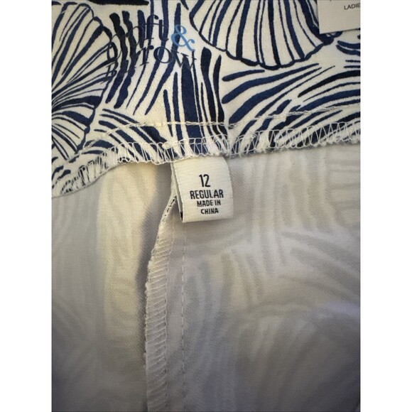 Croft & Barrow Stretch Skimmer Bermuda Style Shorts sz 12 Blue White Shell Print - Picture 4 of 9